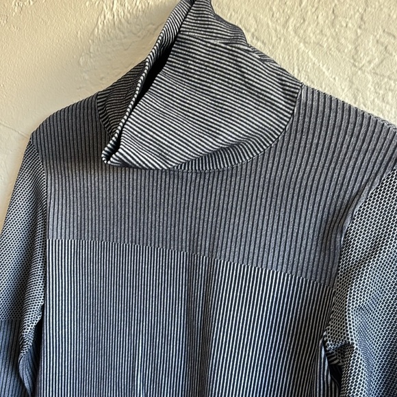 Athleta navy blue Flurry base layer turtleneck rib knit Thumbholes compression - Picture 3 of 8